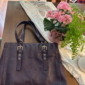 Sophisticated Purple Shoulder Bag with Structured Design